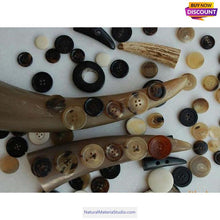 Carica l'immagine nel visualizzatore di Gallery, Dia.1.6-2.9cm Africa bufallo natural colourful horn buttons for pipemaker-NaturalMateriaStudio-NaturalMateriaStudio