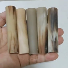 Carica e avvia il video nel visualizzatore di galleria, Lunghezza 6.0cm(2.3“) Diametro variabile 1.0-1.85cm Corno solido naturale colorato di bufalo/yak rotolo per costruttori di pipe