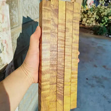 Lade das Bild in den Galerie-Viewer, Verschieden große goldene Seide Nanmu-Holzrohlinge – seltene Wasserwellenmaser exotisches Hartholz für luxuriöses Kunsthandwerk