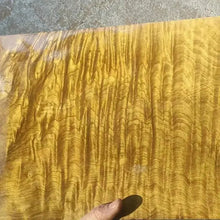 Lade das Bild in den Galerie-Viewer, Verschieden große goldene Seide Nanmu-Holzrohlinge – seltene Wasserwellenmaser exotisches Hartholz für luxuriöses Kunsthandwerk