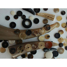Carica l&#39;immagine nel visualizzatore di Gallery, Dia.1.6-2.9cm Africa bufallo natural colourful horn buttons for pipemaker
