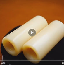 Cargar y reproducir el video en el visor de la galería, Anillo de hueso de camello natural de diámetro variable (1,8-2,3 cm) para la elaboración de joyas, anillos o accesorios para pipas.
